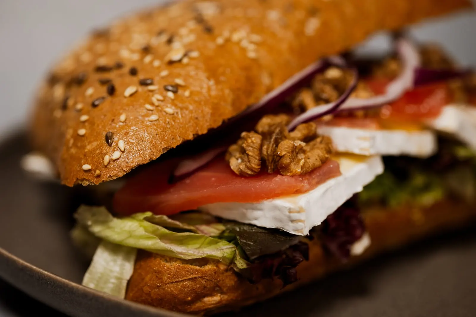 Broodje brie deluxe met brie, walnoot, tomaat, rode ui en sla