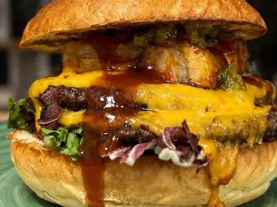 Smashburger met buikspek, gesmolten cheddar, relish en bbq saus