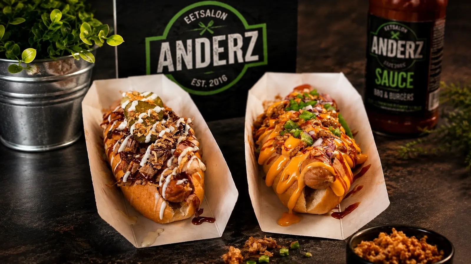 Twee loaded hotdogs met pulled chicken, pulled pork, saus en krokante topping